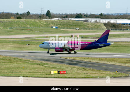 Wizz Air UK Airbus A320-232 tenendo fuori all'Aeroporto di Birmingham, UK (G-WUKF) Foto Stock