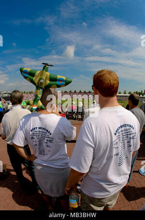 Kent ventola spitfire indossando un Blow up spitfire sulla sua testa a venti20 finals giorno nel 2008 presso il Rose Bowl Hampshire. Foto Stock