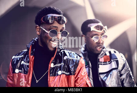 I fratelli gemelli Paolo (sinistra) e Peter Allimadi indossa giacche da L4L ABBIGLIAMENTO come di frequentare la London Fashion Week Autunno Inverno 2018. Foto Stock