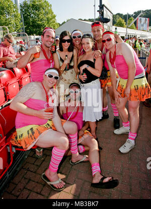 Tifosi di cricket al 2008 venti20 finals giorno vestire in abito di fantasia creando un atmosfera di festa al rose bowl Hampshire. Foto Stock