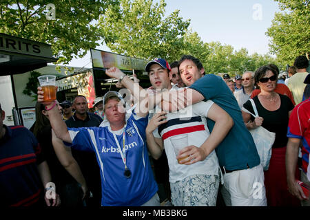 Tifosi di cricket di bere alcol e rasserenanti del 2008 a venti20 finali di coppa giornata presso il Rose Bowl Hampshire. Foto Stock