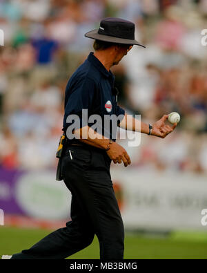 Di arbitri Neil Mallender e Jeremy Lloyds ispezionare il grillo bianco palla durante i venti20 Cup finale tra Kent Spitfires e Middlesex crociati presso il Rose Bowl Southampton il 26 luglio 2008. Foto Stock