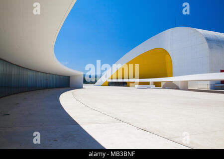 Aviles, Spagna - Luglio 4,2017: Vista di Niemeyer Center building in Aviles. Il centro culturale è stato progettato da architetto brasiliano Oscar Niemeyer. Foto Stock