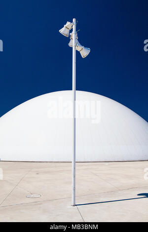 Aviles, Spagna - Luglio 4,2017: Vista di Niemeyer Center building in Aviles. Il centro culturale è stato progettato da architetto brasiliano Oscar Niemeyer. Foto Stock