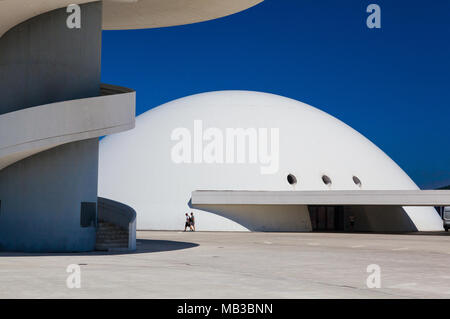 Aviles, Spagna - Luglio 4,2017: Vista di Niemeyer Center building in Aviles. Il centro culturale è stato progettato da architetto brasiliano Oscar Niemeyer. Foto Stock