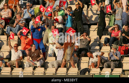 La folla alcuni vestiti in abiti fantasiosi come Superman e un caveman allegria come un quattro è colpito durante i venti20 finali della giornata presso il Rose Bowl Hampshire. Foto Stock