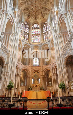 NORWICH, Regno Unito - 31 Marzo 2018: Il pulpitum e l altare in Norwich Cathedral Foto Stock