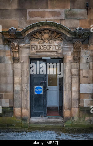 Una vista della ex stazione di polizia porta in Clydebank, Scozia. Foto Stock