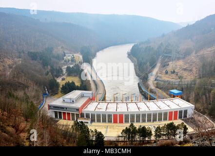 La vista al di sopra di un Pumped-Storage centrale idroelettrica sul Dalesice Dam. Foto Stock