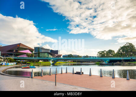 Adelaide, Australia - 27 agosto 2017: Adelaide skyline della città visto dalla rotonda per Elder Park su un luminoso giorno Foto Stock