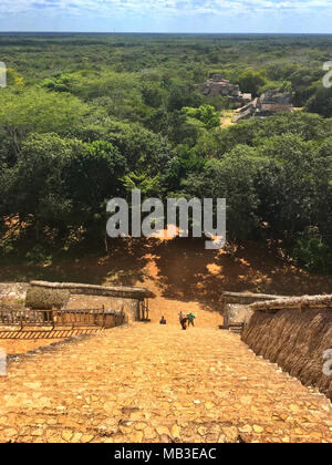 Ek Balam, Messico - 1 Febbraio 2018: molto ripide scalinate maestose rovine in Ek Balam. Ek Balam è un Yucatec Maya sito archeologico entro il munici Foto Stock