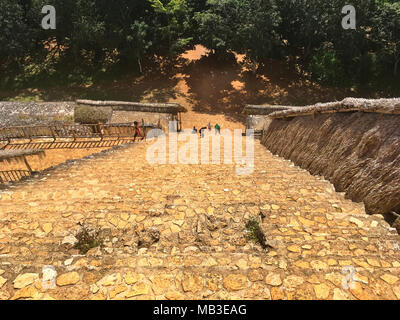 Ek Balam, Messico - 1 Febbraio 2018: molto ripide scalinate maestose rovine in Ek Balam. Ek Balam è un Yucatec Maya sito archeologico entro il munici Foto Stock