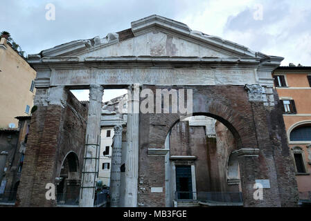 Romano antico Portico di Ottavia e il Sant Angelo ialla Pescheria chiesa, Roma, Italia Foto Stock