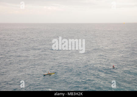 Canoa Outrigger gara Oceano Pacifico Foto Stock