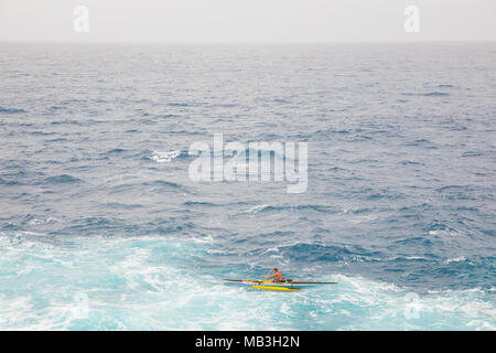 Canoa Outrigger gara Oceano Pacifico Foto Stock