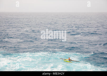 Canoa Outrigger gara Oceano Pacifico Foto Stock