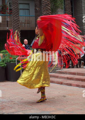 Fluente costume di Native American ballerino in Arizona mostra. Foto Stock
