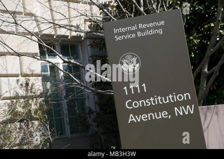 Un logo segno al di fuori della sede dell'Internal Revenue Service IRS) nel centro cittadino di Washington D.C., il 31 marzo 2018. Foto Stock