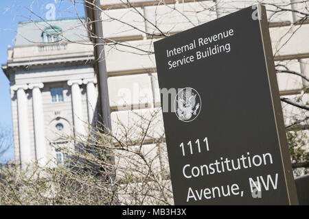 Un logo segno al di fuori della sede dell'Internal Revenue Service IRS) nel centro cittadino di Washington D.C., il 31 marzo 2018. Foto Stock