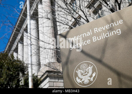 Un logo segno al di fuori della sede dell'Internal Revenue Service IRS) nel centro cittadino di Washington D.C., il 31 marzo 2018. Foto Stock