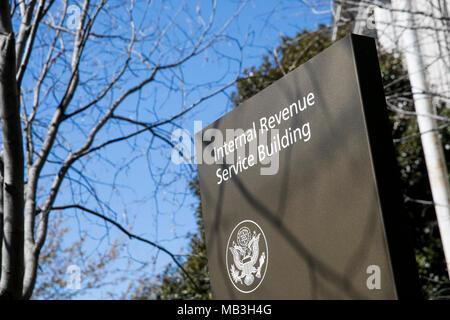 Un logo segno al di fuori della sede dell'Internal Revenue Service IRS) nel centro cittadino di Washington D.C., il 31 marzo 2018. Foto Stock