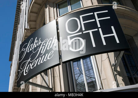 Un logo segno esterno di una Saks Fifth Avenue Off 5 negozio al dettaglio nel centro cittadino di Washington D.C., il 31 marzo 2018. Foto Stock