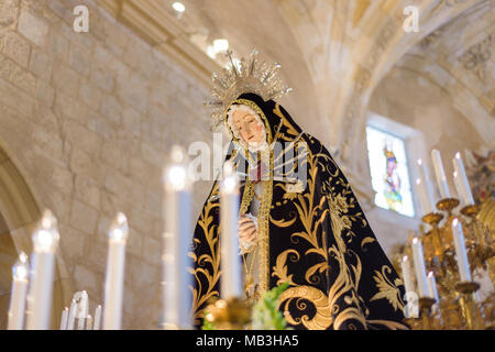 Briviesca, Spagna - 31 Marzo 2018: immagine della Vergine Maria, interno della chiesa di Santa Maria. Settimana Santa (Semana Santa) a Briviesca, provincia di Burgos Foto Stock