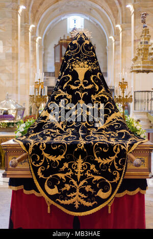 Briviesca, Spagna - 31 Marzo 2018: immagine della Vergine Maria, interno della chiesa di Santa Maria. Settimana Santa (Semana Santa) a Briviesca, provincia di Burgos Foto Stock