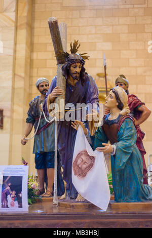 Briviesca, Spagna - 31 Marzo 2018: immagine di Gesù Cristo e di Veronica nella Settimana Santa processione, interno della chiesa di Santa Maria. Settimana Santa (Seman Foto Stock