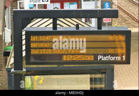Informazioni elettroniche di bordo su piattaforma 1 in corrispondenza Heyford stazione ferroviaria, Oxfordshire, Regno Unito visualizzazione Didcot Parkway per tempo alle 12.25 Foto Stock