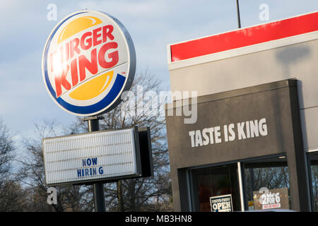 Un Burger King e un ristorante fast food location di Hagerstown, Maryland il 5 aprile 2018. Foto Stock