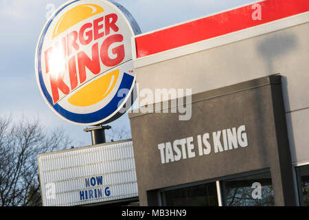 Un Burger King e un ristorante fast food location di Hagerstown, Maryland il 5 aprile 2018. Foto Stock