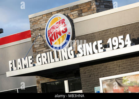 Un Burger King e un ristorante fast food location di Hagerstown, Maryland il 5 aprile 2018. Foto Stock