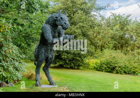 Scultura intitolata "Minotauro e Lepre" dell'artista Sophie Ryder, (la Lepre è scomparsa perché è stata rubata) Giardino botanico VanDusen Foto Stock