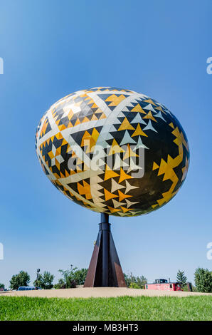 Il Vegreville uovo è una gigantesca scultura di un pysanka, un stile ucraino uovo di Pasqua. È il più grande pysanka nel mondo. Vegreville, Alberta, Canad Foto Stock