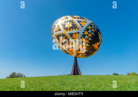 Il Vegreville uovo, una gigantesca scultura di un pysanka, un stile ucraino uovo di Pasqua. È il più grande pysanka nel mondo. Vegreville, Alberta, Canada Foto Stock