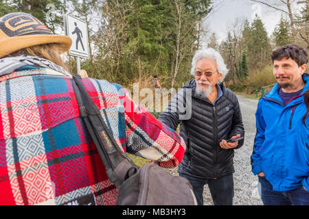 David Suzuki scuote la mano di Anti manifestante Pipeline arrestato per il bloccaggio di ingresso al Kinder Morgan terminale di pipeline, Burnaby, British Columbia, può Foto Stock