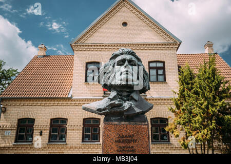 Grodno, Bielorussia. Monumento al poeta polacco Adam Mickiewicz Bernard sulla costruzione di sfondo di unione dei Polacchi in Bielorussia. Foto Stock