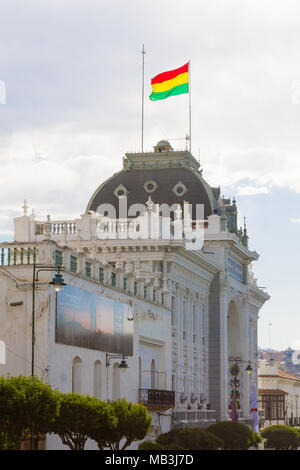 Governo facciata di edificio vista, Sucre, Bolivia. Bandiera boliviana Foto Stock