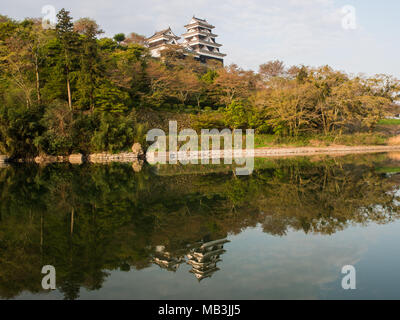 Il castello di Ozu dal fiume Hijikawa, Ozu, Ehime Shikoku Giappone Foto Stock