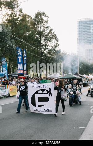 Bikers per polso marzo a Orlando Pride Parade (2016). Foto Stock