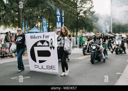 Bikers per polso marzo a Orlando Pride Parade (2016). Foto Stock