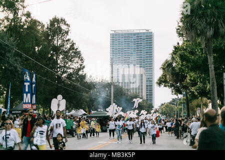 I sostenitori di impulsi di marzo a Orlando Pride Parade con angeli per ricordare e onorare ogni delle vittime nelle riprese di impulso (2016). Foto Stock