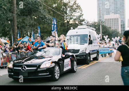 Orlando notizie del testimone oculare a 9 a Orlando Pride Parade (2016). Foto Stock