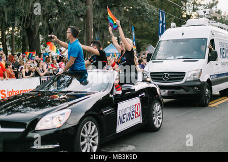 Orlando notizie del testimone oculare a 9 a Orlando Pride Parade (2016). Foto Stock