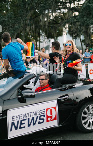 Orlando notizie del testimone oculare a 9 a Orlando Pride Parade (2016). Foto Stock