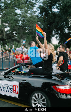 Orlando notizie del testimone oculare a 9 a Orlando Pride Parade (2016). Foto Stock