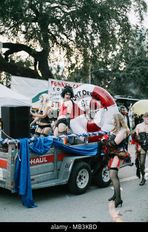 Rocky Horror Picture Show galleggiante all'Orlando Pride Parade (2016). Foto Stock