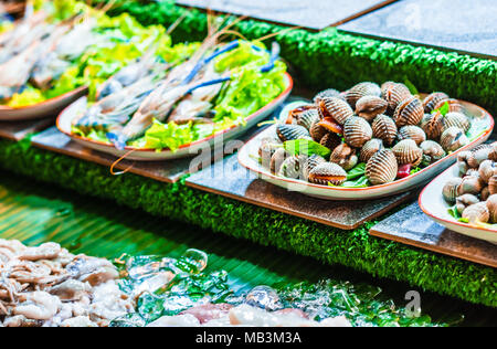 Vista su cozze fresche sul mercato alimentare di Chiang Rai in Thailandia Foto Stock