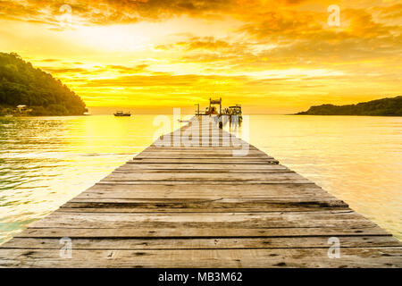 Vista sul tramonto arancione e pier sull isola tropicale di Koh Kood - Tailandia Foto Stock